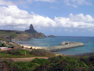 Baía de Santo Antônio con el puerto y la Praia do Porto, Fernando de Noronha, Brasil. Author and Copyright: Marco Ramerini
