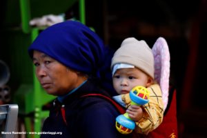 Mujer con niño, Shengcun, Yuanyang, Yunnan, China. Autor y Copyright Marco Ramerini...