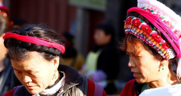 Mujeres en el mercado de Zhoucheng, Yunnan, China. Autor y Copyright Marco Ramerini,.,