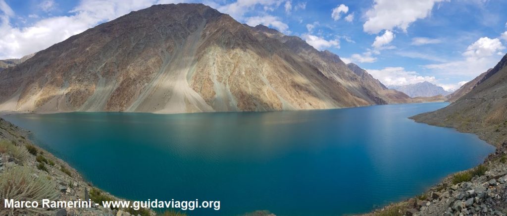 Viaje a través de las montañas de Asia Central. El Lago Satpara cerca de Skardu, Baltistán, Pakistán. Autor y Copyright Marco Ramerini