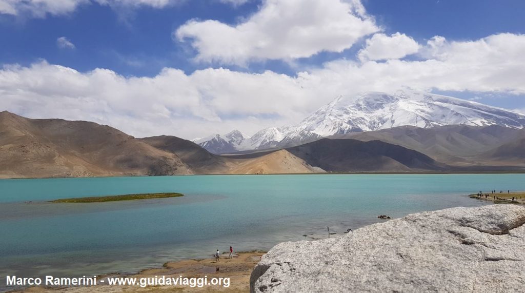El Monte Muztagh Ata y Lago Karakul, Xinjiang, China. Autor y Copyright Marco Ramerini