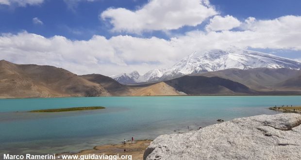 El Monte Muztagh Ata y Lago Karakul, Xinjiang, China. Autor y Copyright Marco Ramerini