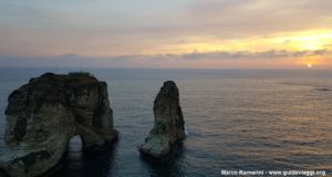 Puesta de sol en las rocas de la paloma, Beirut, Líbano. Autor y Copyright Marco Ramerini