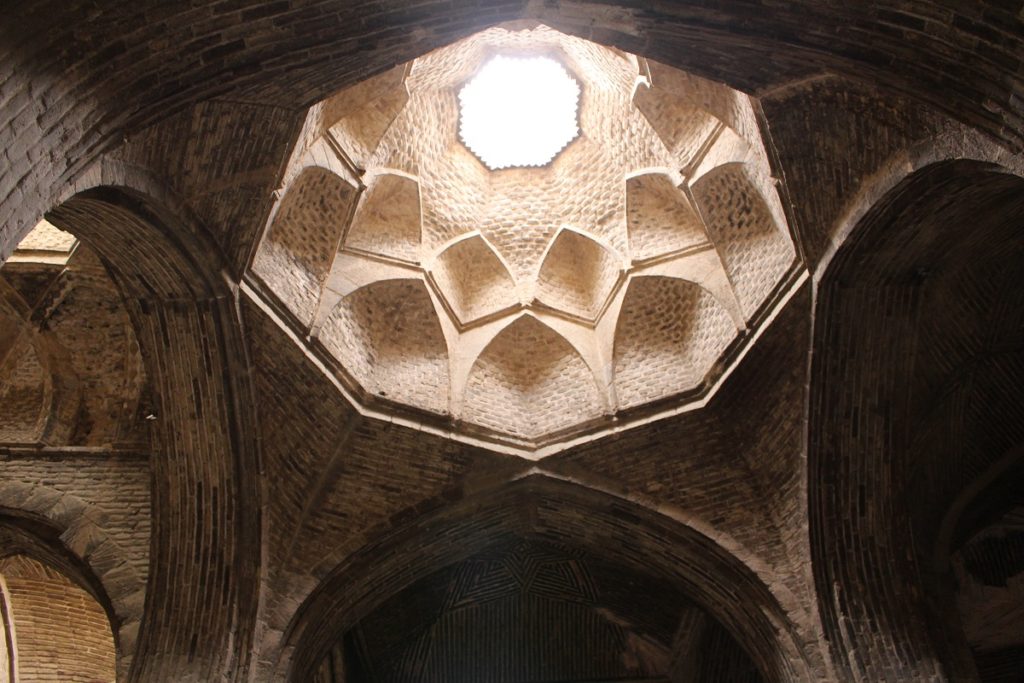 Cúpula, Mezquita del viernes (Mezquita Jāmeh), Isfahán, Irán. Autor y Copyright Marco Ramerini