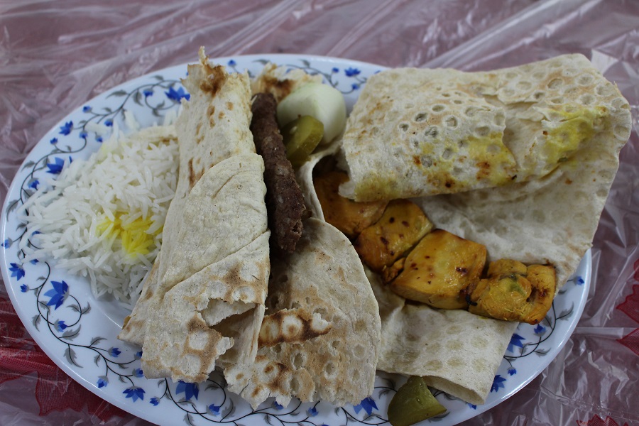 Kabab de cordero y pollo con pan y arroz. Autor y Copyright Marco Ramerini