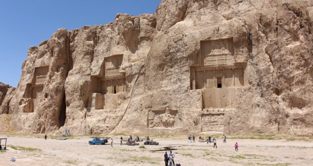 Las tumbas de Darío II, Artajerjes I y Darío I, Naqsh-e Rostam, Irán. Autor y Copyright Marco Ramerini ..