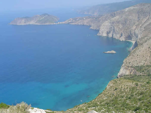 La costa norte de la playa de Mirthos hacia Assos, Cefalonia, Islas Jónicas, Grecia. Autor y Copyright Niccolò di Lalla.