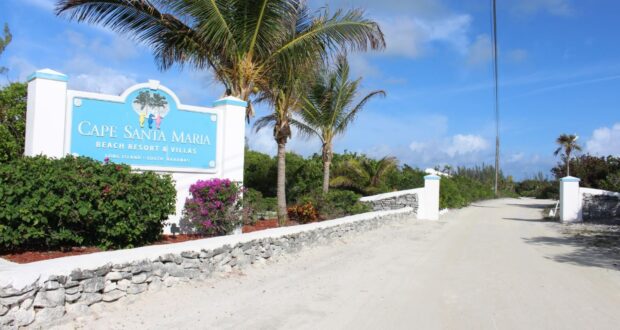 La entrada a Cape Santa Maria Beach Resort, Long Island, Bahamas. Autor y Copyright Marco Ramerini