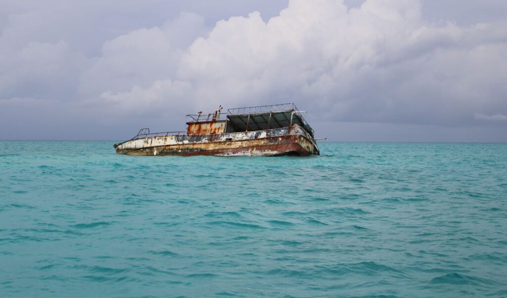 Naufragio de un barco varado en los arrecifes de coral entre Exumas y Long Island, Bahamas. Autor y Copyright Marco Ramerini