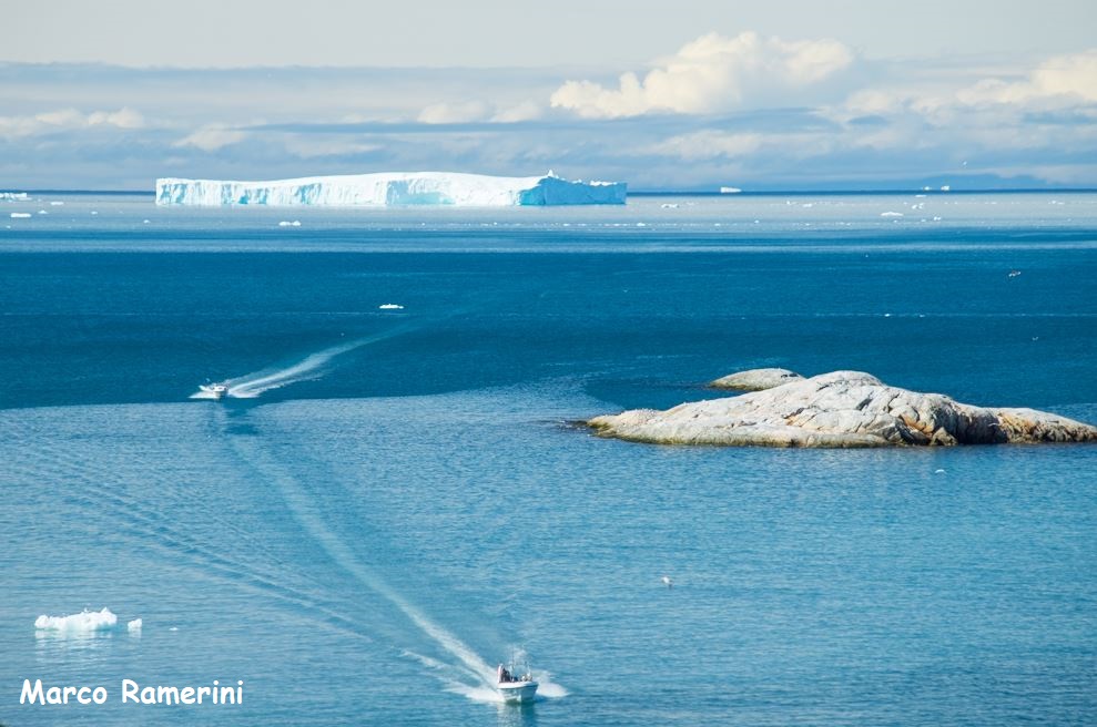 Barcos en el Ártico, Groenlandia. Autor y Copyright Marco Ramerini