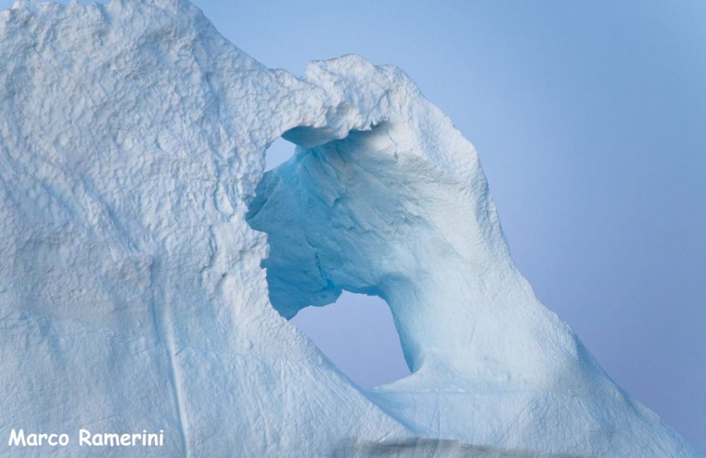 Agujeros en un iceberg, Groenlandia. Autor y Copyright Marco Ramerini