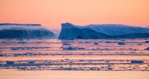 Luces del sol de medianoche, Disko Bay, Groenlandia. Autor y Copyright Marco Ramerini